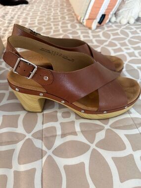 Clarks- Leather Crossover Slingback Sandal in Brown